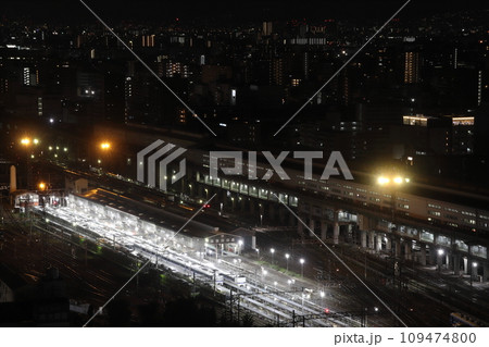 深夜の網干総合車両所宮原支所に留置中の車両：おおさか東線201系電車 109474800