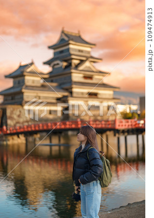 Woman tourist Visiting in Matsumoto, happy Traveler sightseeing Matsumoto Castle or Crow castle. Landmark and popular for tourists attraction in Matsumoto, Nagano, Japan. Travel and Vacation concept 109474913