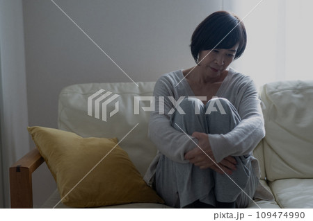 憂鬱・悲しむ女性 憂鬱・悲しむ女性 109474990