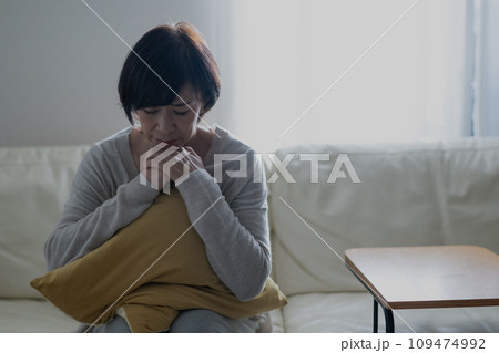 憂鬱・悲しむ女性 109474992