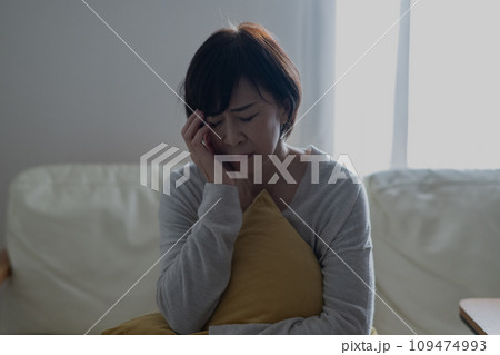 憂鬱・悲しむ女性 憂鬱・悲しむ女性 109474993