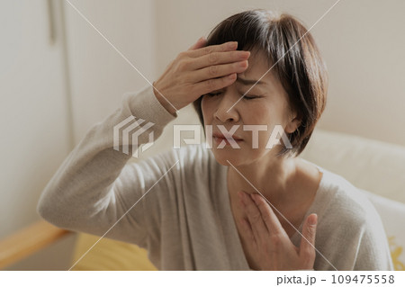 風邪を引いて熱・頭痛・喉が痛む女性 109475558