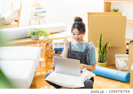 荷造りする若い女性 109476749