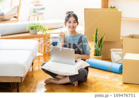 荷造りする若い女性 109476751