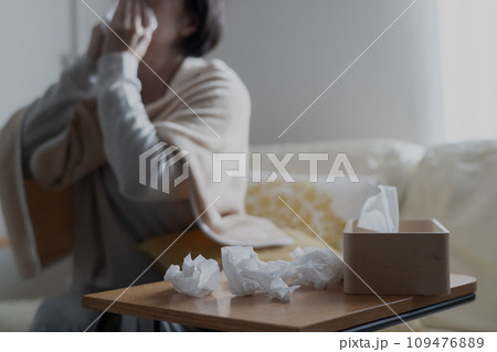 風邪を引いて鼻をかむ女性 風邪を引いて鼻をかむ女性 109476889