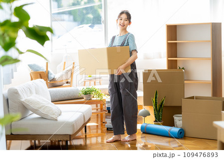 荷造りする若い女性 109476893