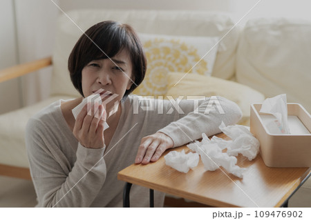 風邪・鼻炎で鼻をかむ女性 109476902