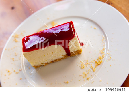 Slice of delicious cheesecake with berries jam 109476931