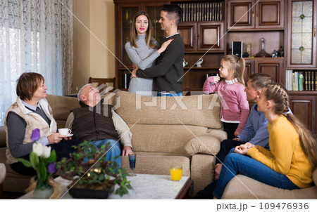 Happy family gathered in parental home 109476936