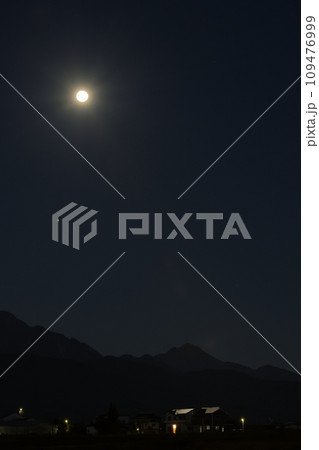 甲斐市宇津谷にて、南アルプスの上、未明の空の西に傾く十月の満月 109476999