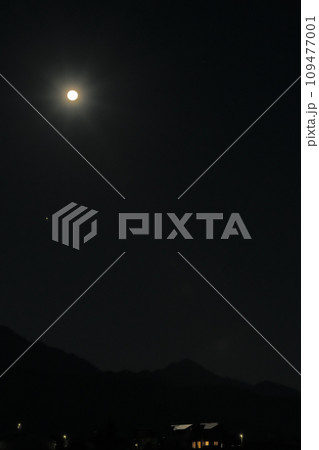 甲斐市宇津谷にて、南アルプスの上、未明の空の西に傾く十月の満月 109477001