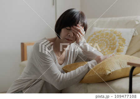 風邪を引いて熱・頭が痛い・疲れた女性 風邪を引いて熱・頭が痛い・疲れた女性 109477108