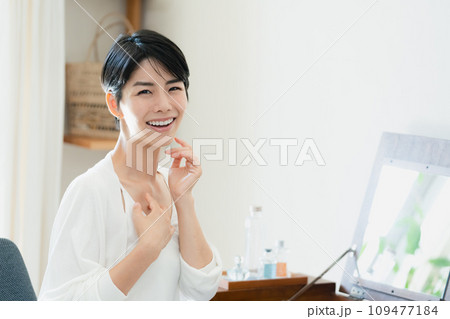 部屋でスキンケアをする女性 109477184