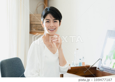 部屋でスキンケアをする女性 109477187