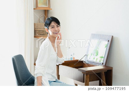 部屋でスキンケアをする女性 109477195