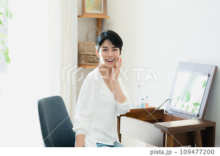 部屋でスキンケアをする女性 109477200