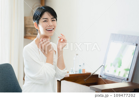 部屋でスキンケアをする女性 109477202