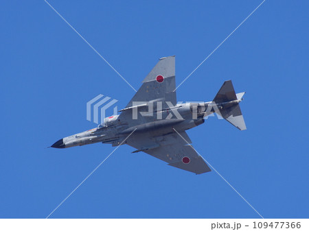 航空祭で機動飛行を行う航空自衛隊のF-4ファントム 109477366