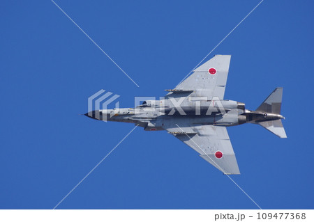 航空祭で機動飛行を行う航空自衛隊のF-4ファントム 109477368