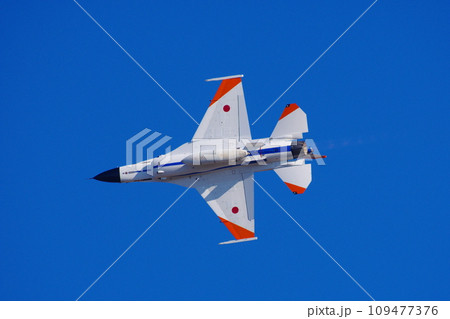 航空祭で機動飛行を行う航空自衛隊 飛行開発実験団のF-2 109477376
