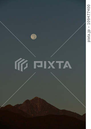 甲斐市宇津谷、朝焼けの南アルプス甲斐駒ケ岳の上に十月の満月ハンターズムーン 甲斐市宇津谷、朝焼けの南アルプス甲斐駒ケ岳の上に十月の満月ハンターズムーン 109477400