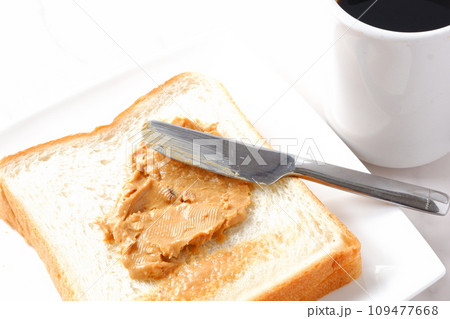 ピーナツバターを塗った食パンとコーヒーの朝ごはん 109477668