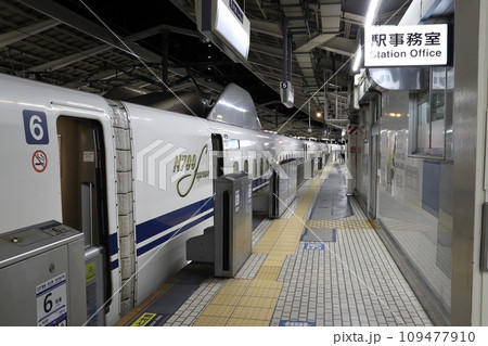 東京駅23:30・東海道新幹線ホームにて 109477910