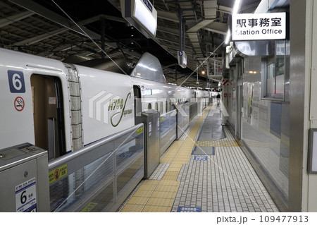 東京駅23:30・東海道新幹線ホームにて 109477913