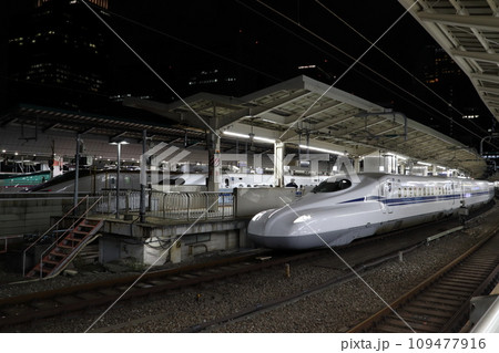 東京駅23:30・東海道新幹線ホームにて 東京駅23:30・東海道新幹線ホームにて 109477916