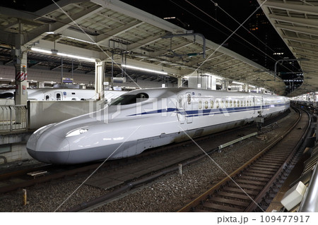 東京駅23:30・東海道新幹線ホームにて 109477917
