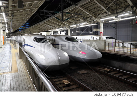 東京駅23:30・東海道新幹線ホームにて 109477918
