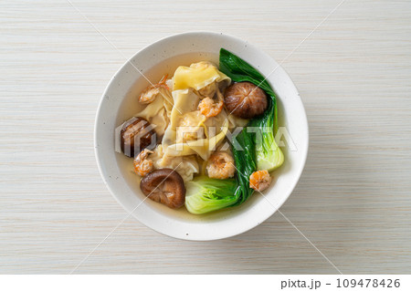 pork dumpling soup with shrimps and vegetable 109478426