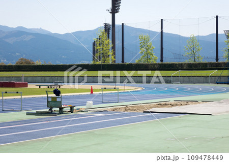 陸上競技場のトラックと砂場 陸上競技場のトラックと砂場 109478449