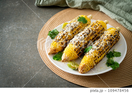 barbecue and grilled corn with cheese and lime 109478456