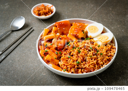 Korean instant noodles with Korean rice cake and fish cake and boiled egg 109478465