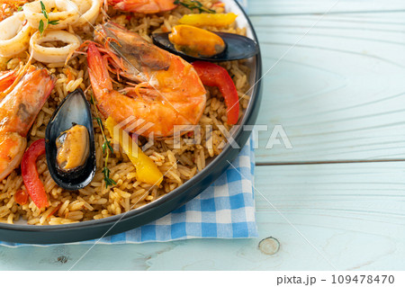 Seafood Paella with prawns, clams, mussels on saffron rice 109478470