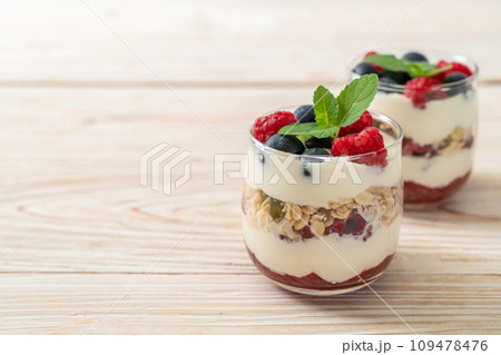 homemade raspberry and blueberry with yogurt and granola 109478476