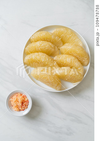 Fresh peeled pomelo, grapefruit or shaddock 109478788