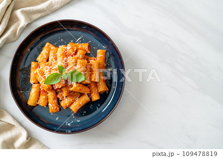 Rigatoni pasta with tomato sauce and cheese 109478819