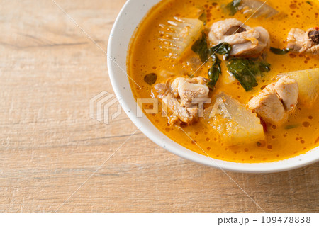 Chicken curry soup with roti 109478838