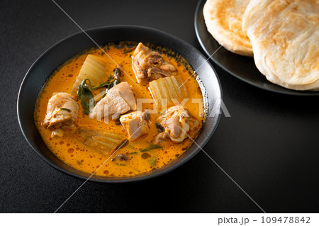 Chicken curry soup with roti 109478842