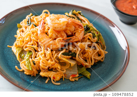 Stir-fried instant noodles sukiyaki with shrimps 109478852