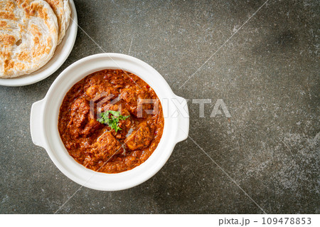 chicken tikka masala spicy curry meat food with roti or naan bread 109478853