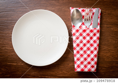 empty plate or dish with knife, fork and spoon 109478918