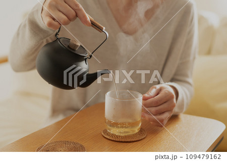 急須で温かいお茶を淹れる女性 109479162