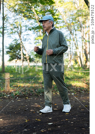ランニングをする70代の男性 ランニングをする70代の男性 109479522