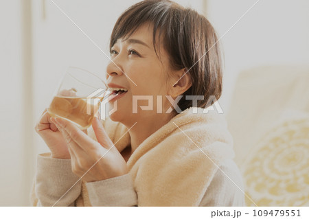 温かいお茶・ティーを女性 109479551