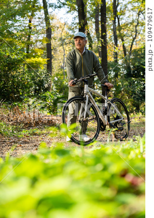 サイクリングを楽しむシニア男性 109479617
