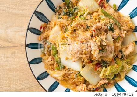 Stir-Fried Thai Styled Sukiyaki or Stir-fried vermicelli with pork and vegetables in sukiyaki sauce 109479718