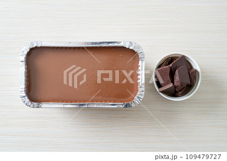 Chocolate Cake with Soft Ganache 109479727